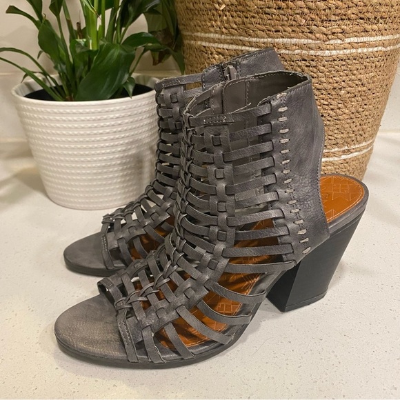 Maurices Delta Weave Cage Front Gray Open Toe Block Heel Ankle Boot Women’s - Picture 1 of 6